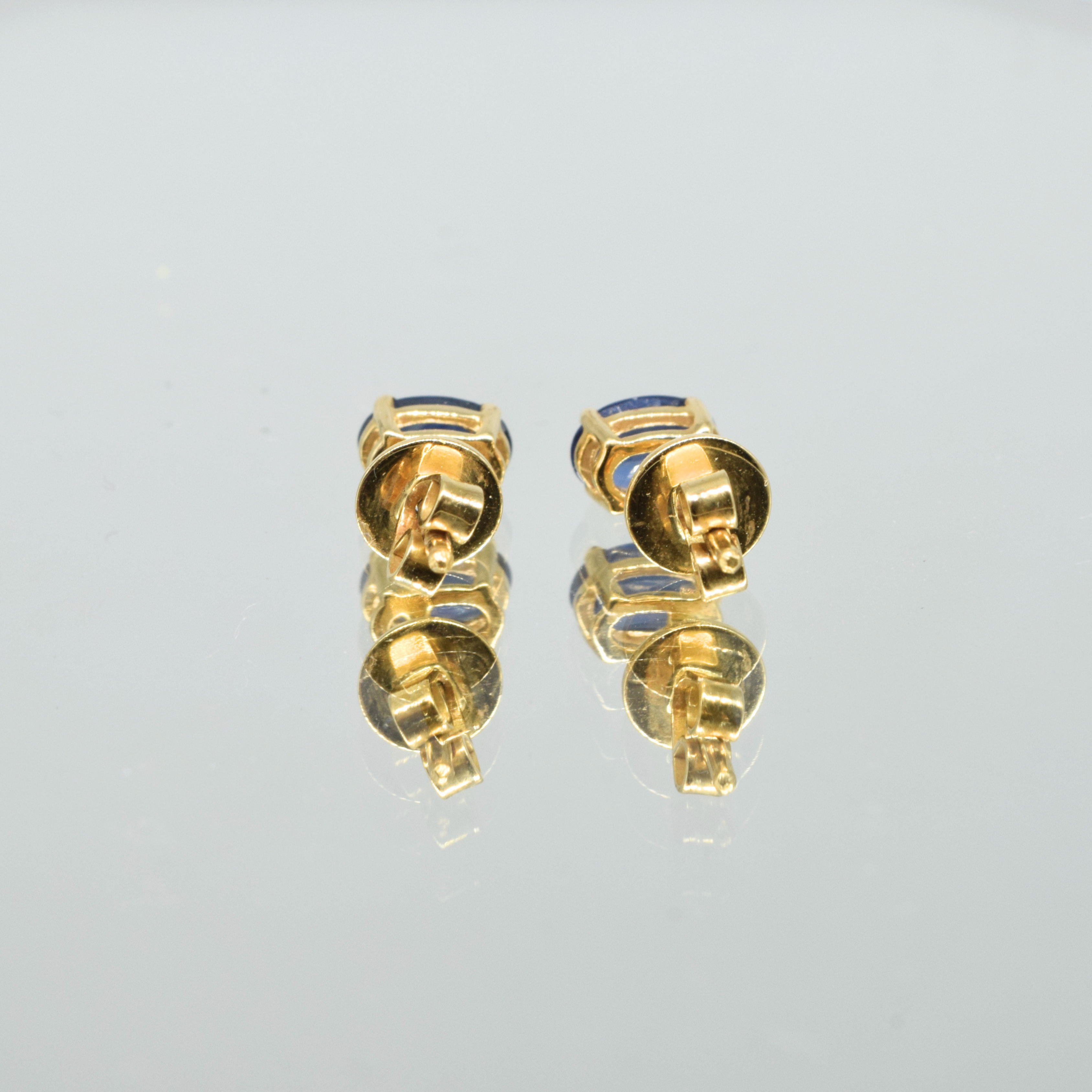 Blue Sapphire Earrings in 18K Yellow Gold Secondary image