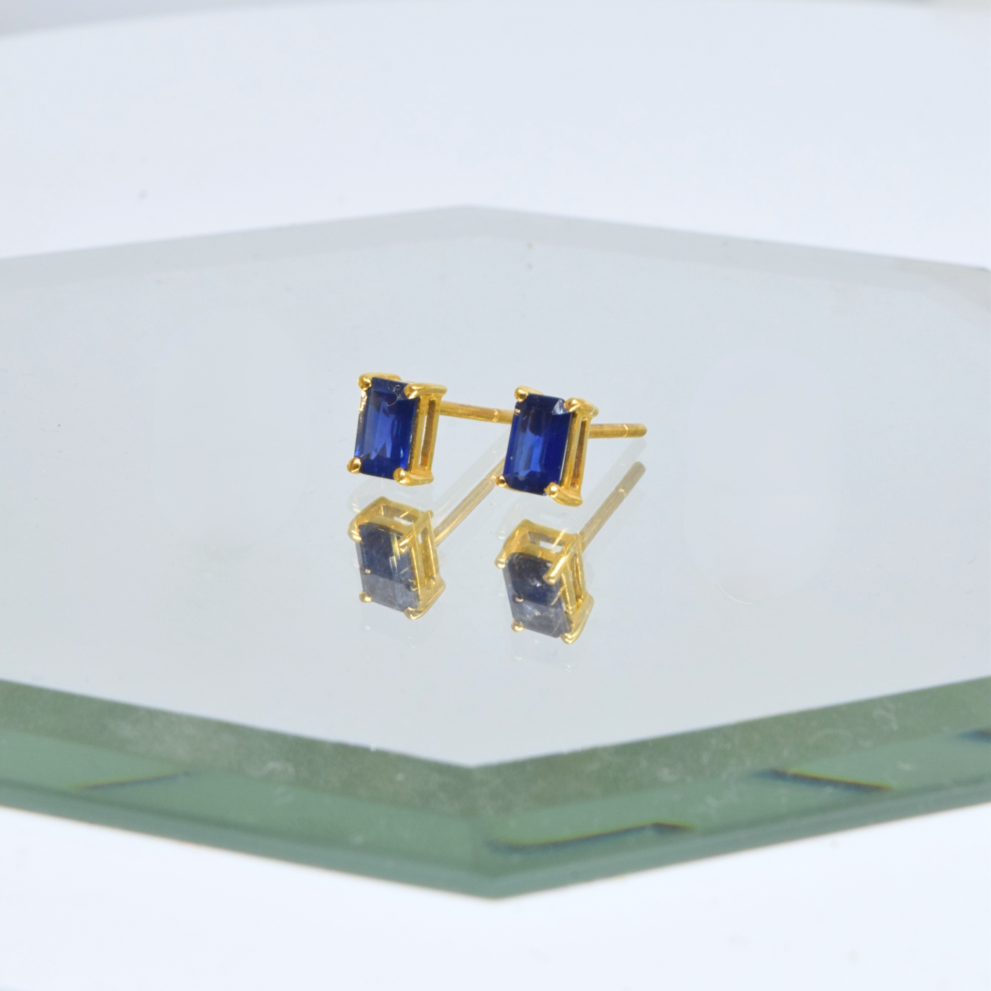Blue Sapphire Earrings in 18K Yellow Gold
