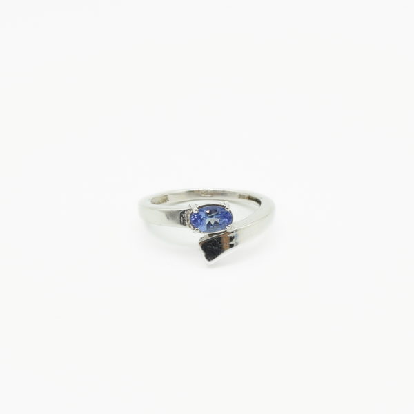 Tanzanite Ring with an Overlapping Band in 925 Silver