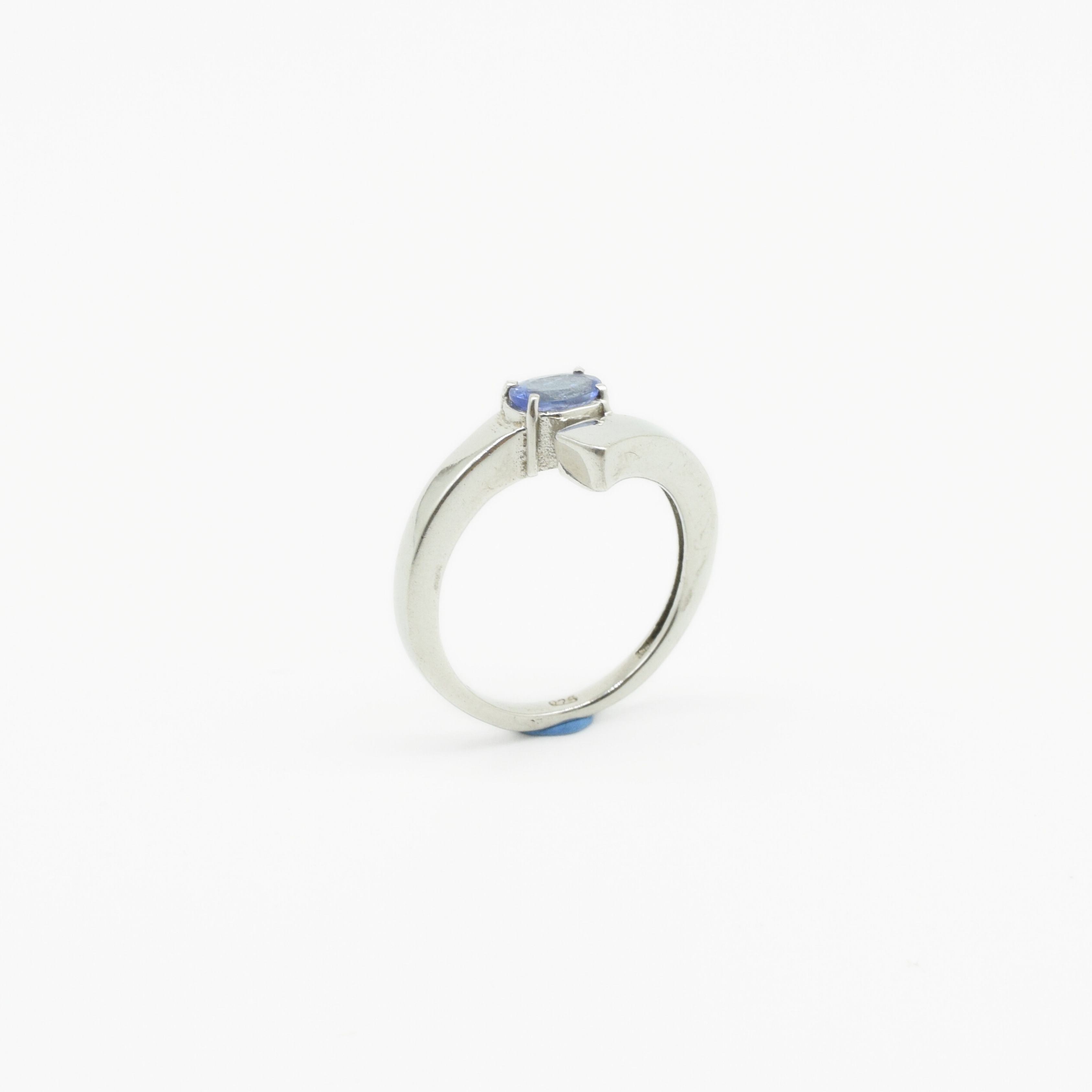 Tanzanite Ring with an Overlapping Band in 925 Silver
