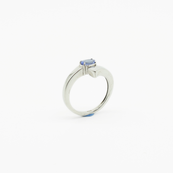 Tanzanite Ring with an Overlapping Band in 925 Silver