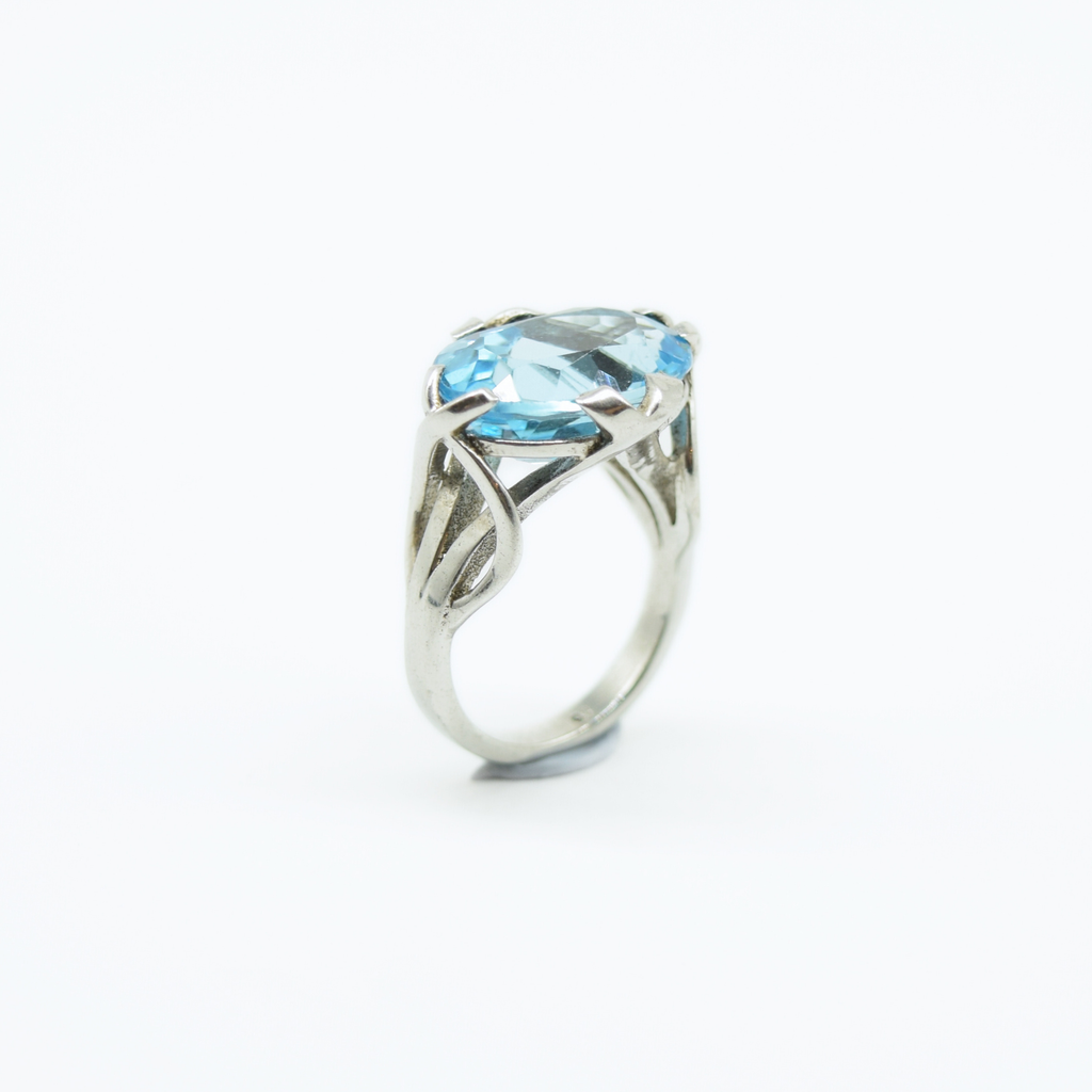 Stunning Blue Topaz Cocktail Ring in 925 Silver