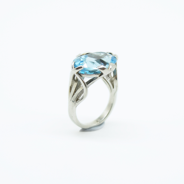 Stunning Blue Topaz Cocktail Ring in 925 Silver