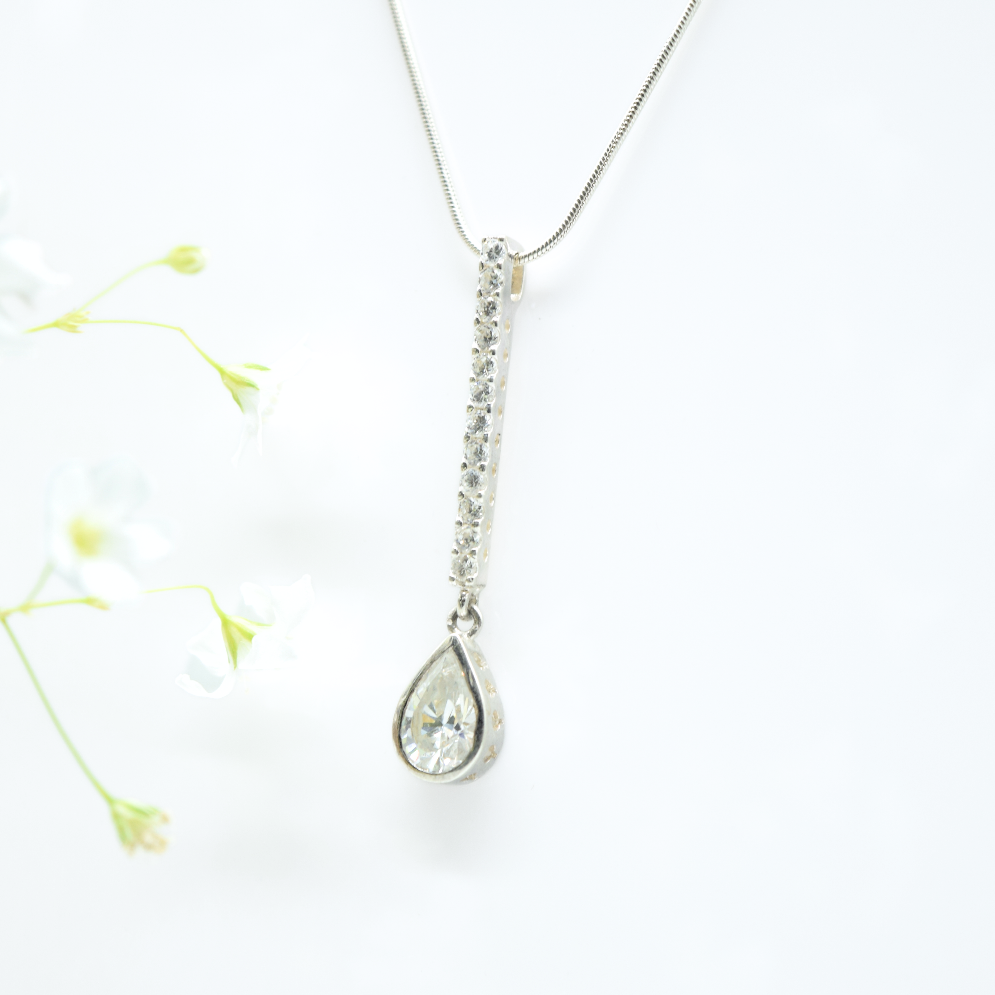 Elegant Zircon Drop Pendant in 925 Silver Secondary image
